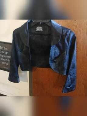 NWOT/ HEARTS & ROSES black floral print crop bolero jacket